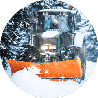 Tente hovedlys og brøytelys på traktor som driver snømåking