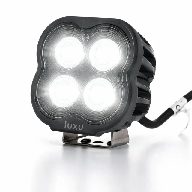 LUXU Work 20 arbeidslys med sort front Liten kompkt med 4  LED som yter 20 watt 
