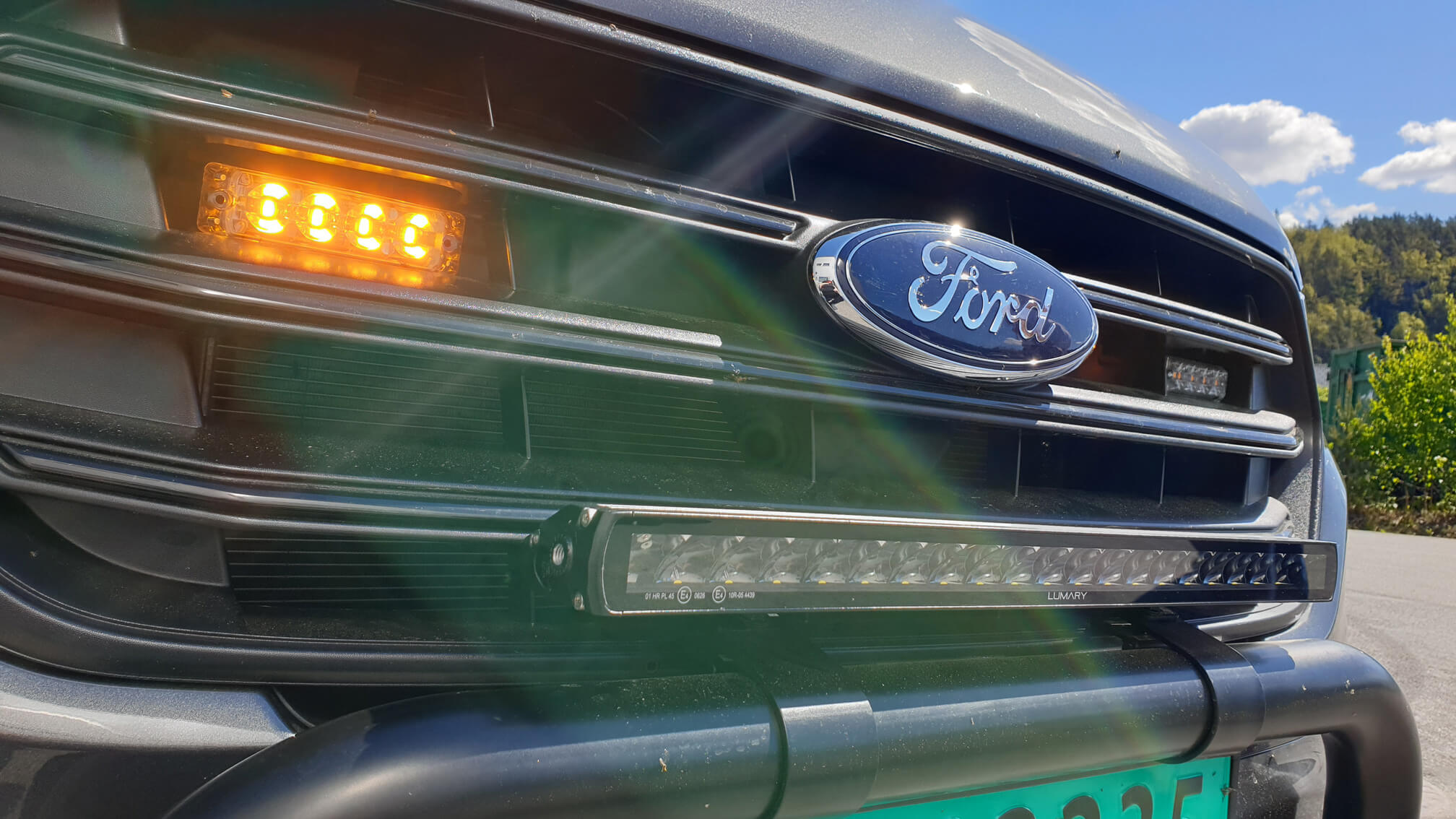 Ford Transit med varsellys og ekstralys
