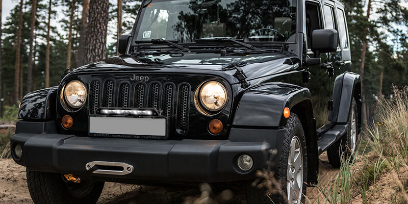 Jeep med LEDbar montert på skiltbrakett