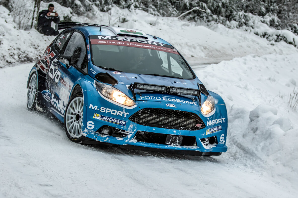 Rallybil på snø med Lazer LEDbarere montert på panseret