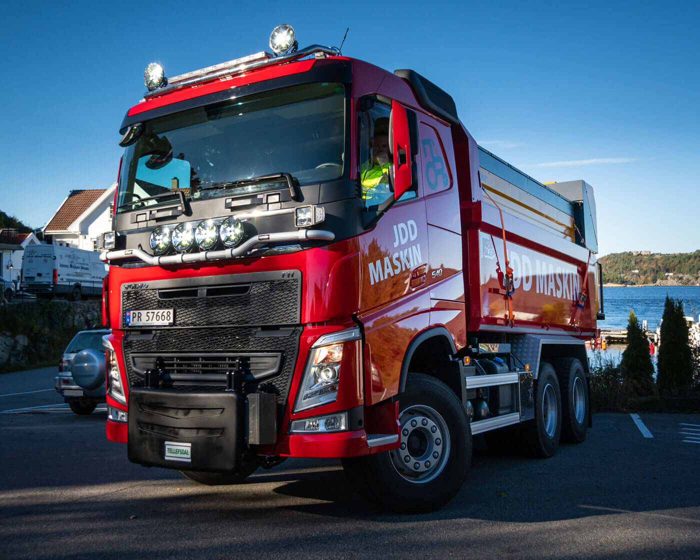 Lastebil med kraftige ekstralys, brøytelys, arbeidslys ogvarsellys