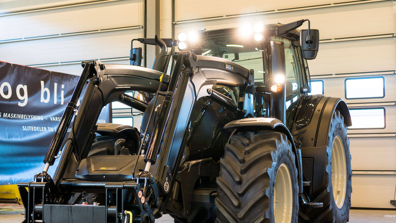 Valtra N174 traktor klar for montering av nye ekstralys og arbeidslys